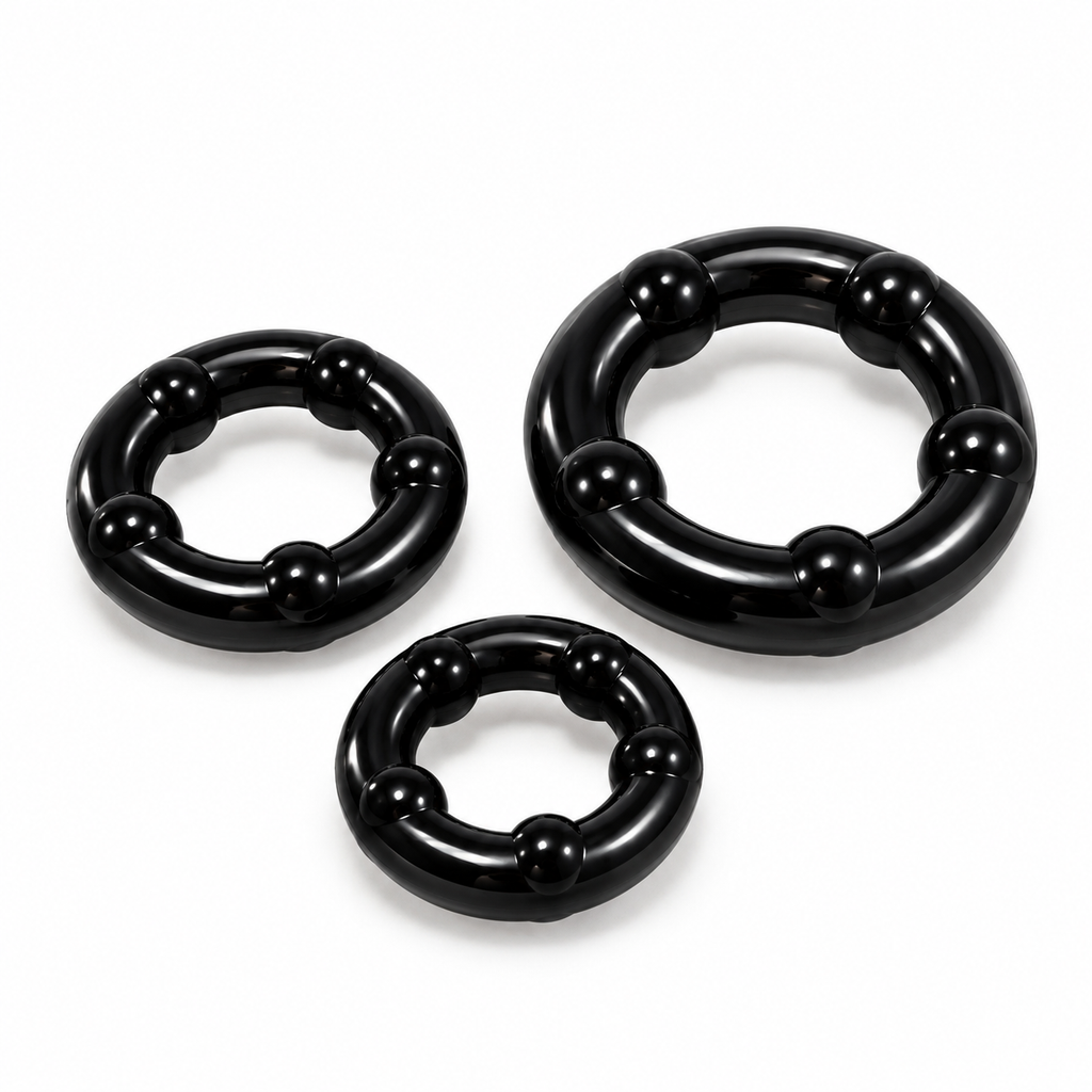 Stay Hard BL-00015 set de tres anillos negros sobre fondo blanco