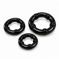 Stay Hard BL-00015 set de tres anillos negros sobre fondo blanco