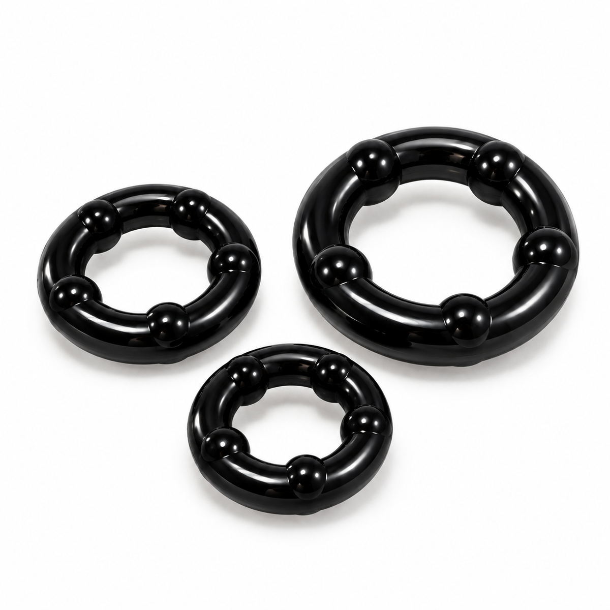 Stay Hard BL-00015 set de tres anillos negros sobre fondo blanco